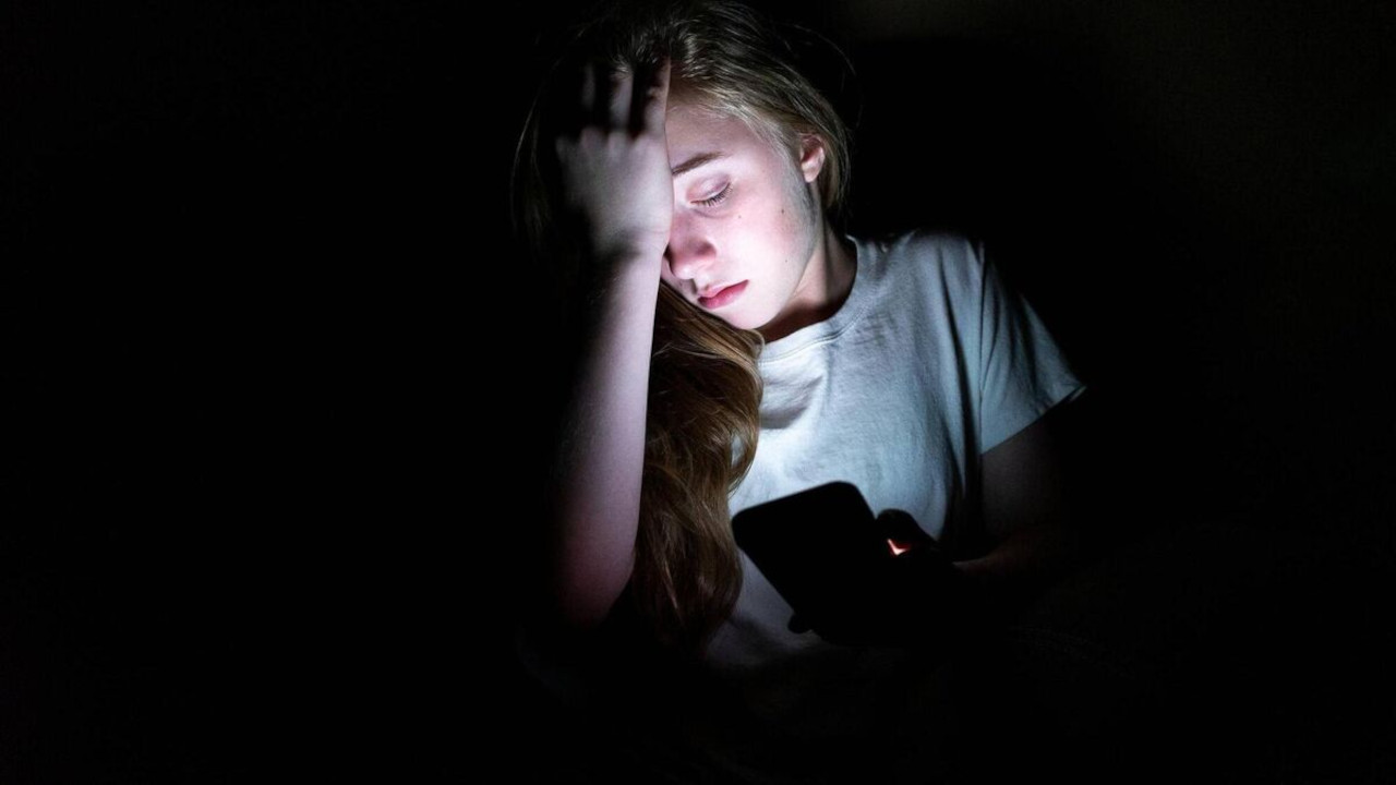 Mediat sociale dhe adoleshentët: Beteja e padukshme për shëndetin mendor