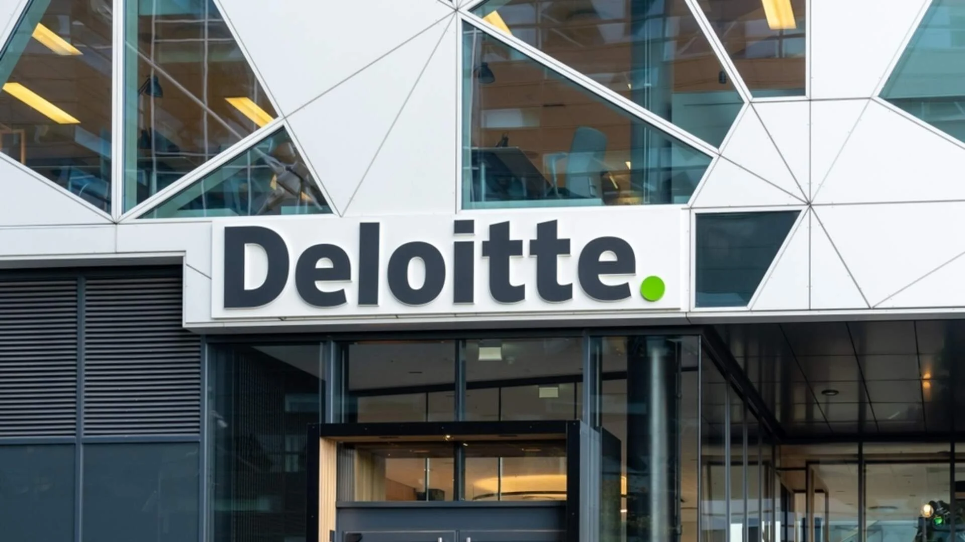 Gabimet nuk ndalin Deloitte: investim i fortë në AI me Anthropic