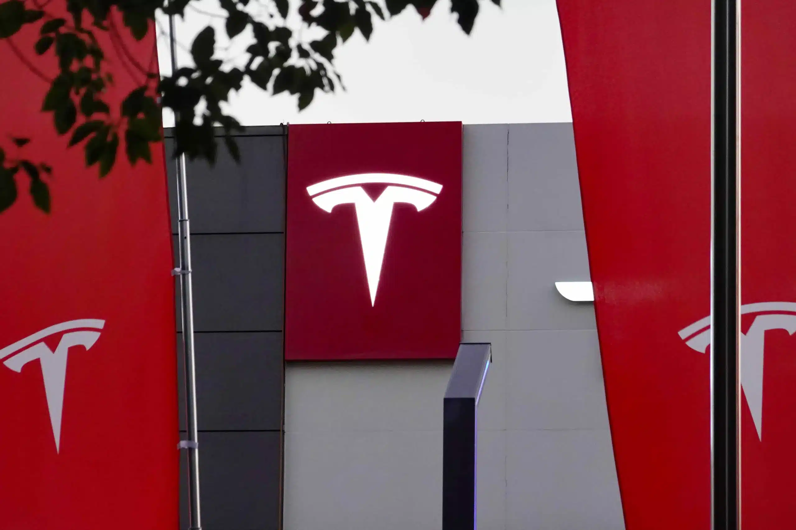 Grante të energjisë së pastër nën rrezik: GM, Ford dhe startup-et preken