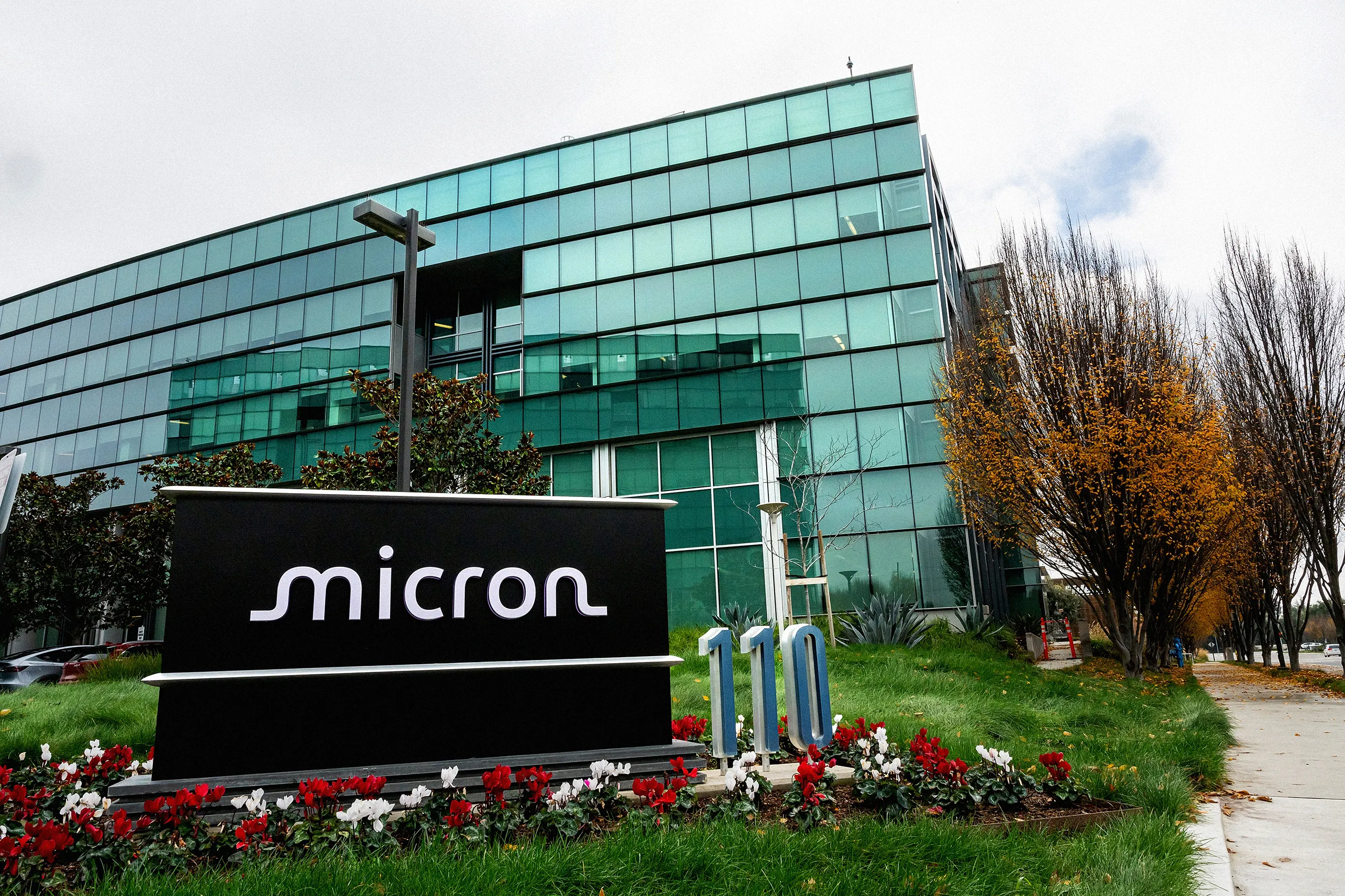 Fabrika gjigante e çipeve e Micron vendos fatin e një 91-vjeçareje në pikëpyetje