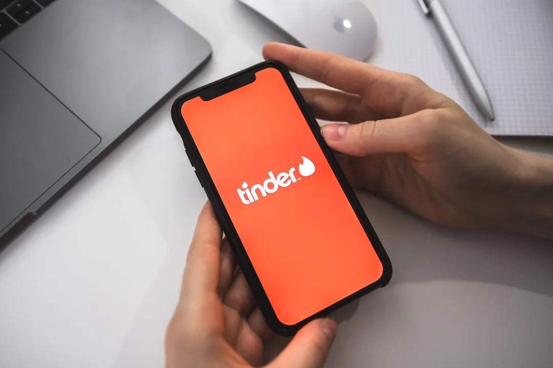 Tinder përdor AI për të lexuar fotot e tua – a po rrezikohet privatësia?