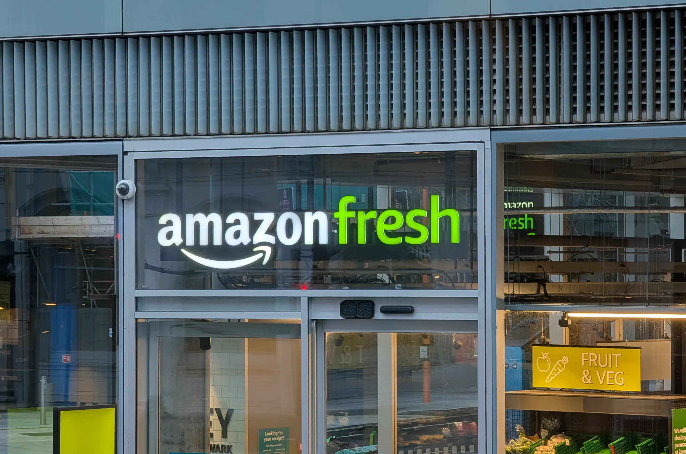 Amazon mbyll dyqanet fizike Amazon Go dhe Amazon Fresh