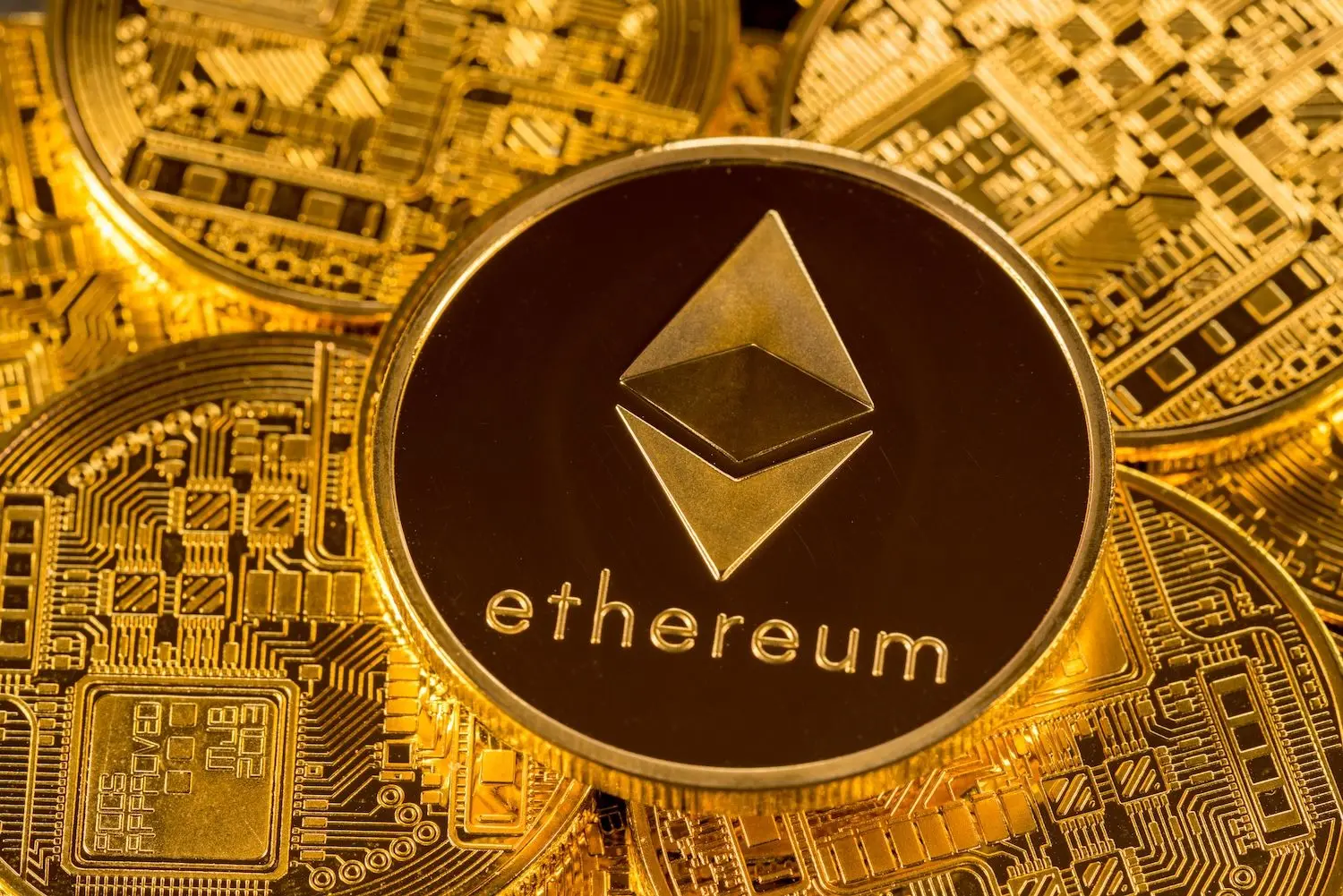 Ethereum thyen rekord përdorimi, por tregjet mbeten më optimiste për floririn sesa për ETH