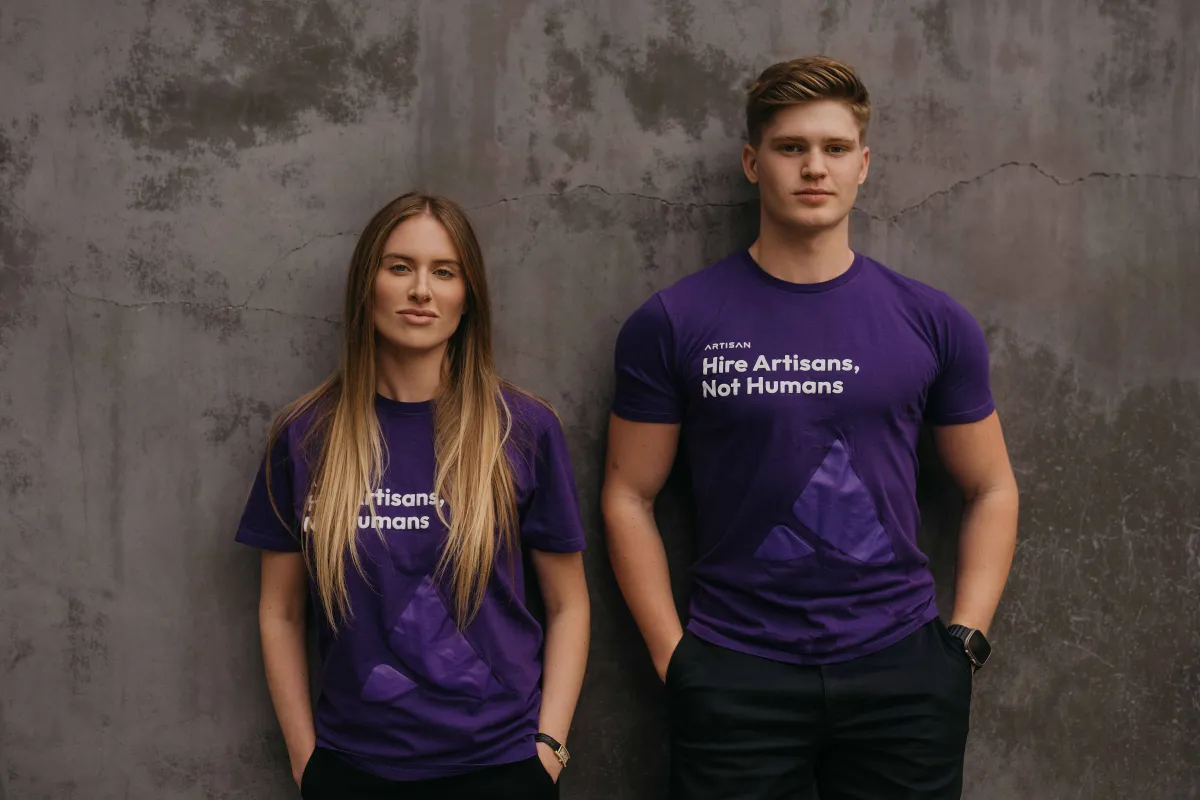 LinkedIn pezullon dhe më pas rikthen startup-in AI Artisan